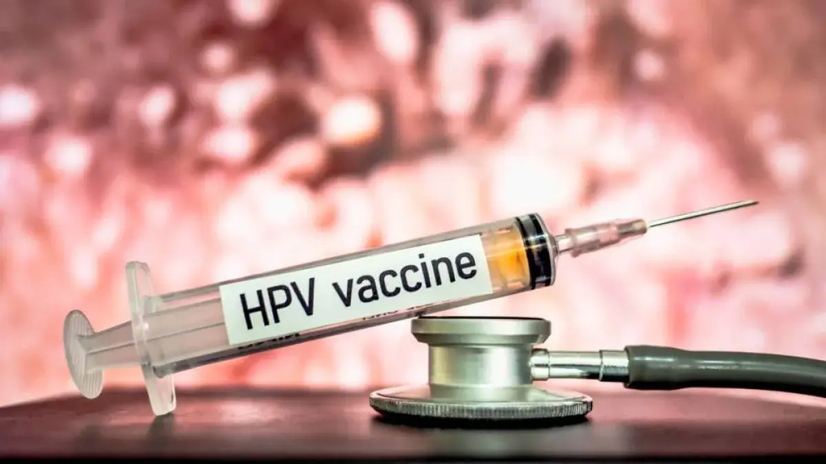 HPV εμβόλιο: Πότε χορηγείται και Ποιούς αφορά; με σύριγγα γεμάτη HPV vaccine και στηθοσκόπιο