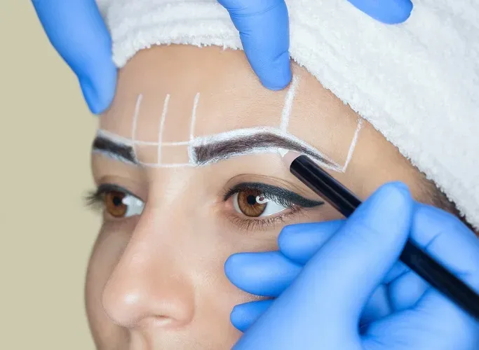Σχεδιασμός φρυδιών με μολύβι πριν το microblading.
