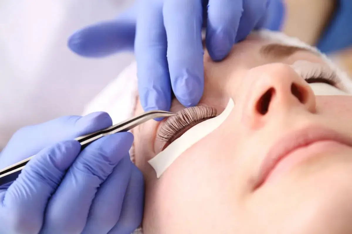 Lash Lift : Τι είναι, Πόσο διαρκεί και πόσο κοστίζει; διαδικασία στα μάτια με τσιμπιδάκι και γάντια