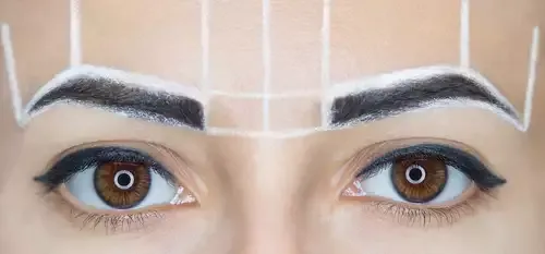 Σχεδιασμός φρυδιών με μολύβι για microblading.
