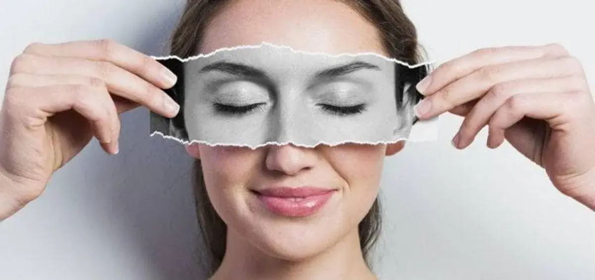 πριν και μετά Carboxytherapy στα μάτια, με γυναίκα να κρατάει σκισμένο χαρτί στο πρόσωπό της