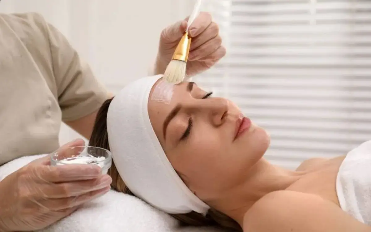 υβριδικό peeling στο μέτωπο κατά τη διάρκεια συνεδρίας