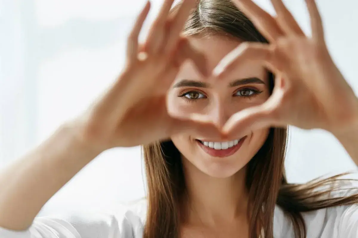 Lash lift: Υγιείς, πυκνές και γυριστές βλεφαρίδες από το πρωί ως το βράδυ στο χαμογελαστό πρόσωπο με το σχήμα καρδιάς στα μάτια