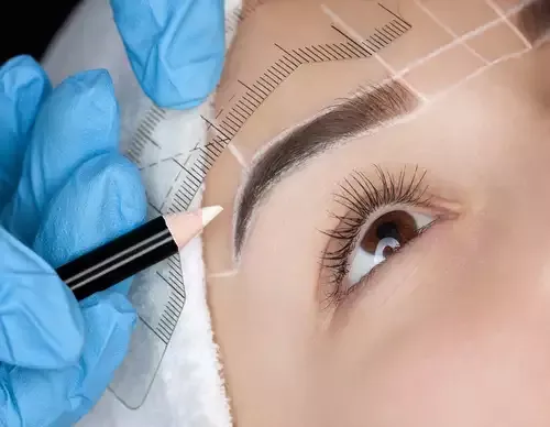 microblading σχεδιασμός φρυδιών με χάρακα και μολύβι πριν την εφαρμογή.